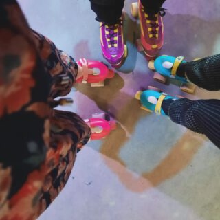 🎵 🫶🏻
.
.
.
#rollerskating #rollerskate #rollerdisco #rollerskates #skating #fun #meidenmiddag #girlsonly #momlife #love #creatingmemories