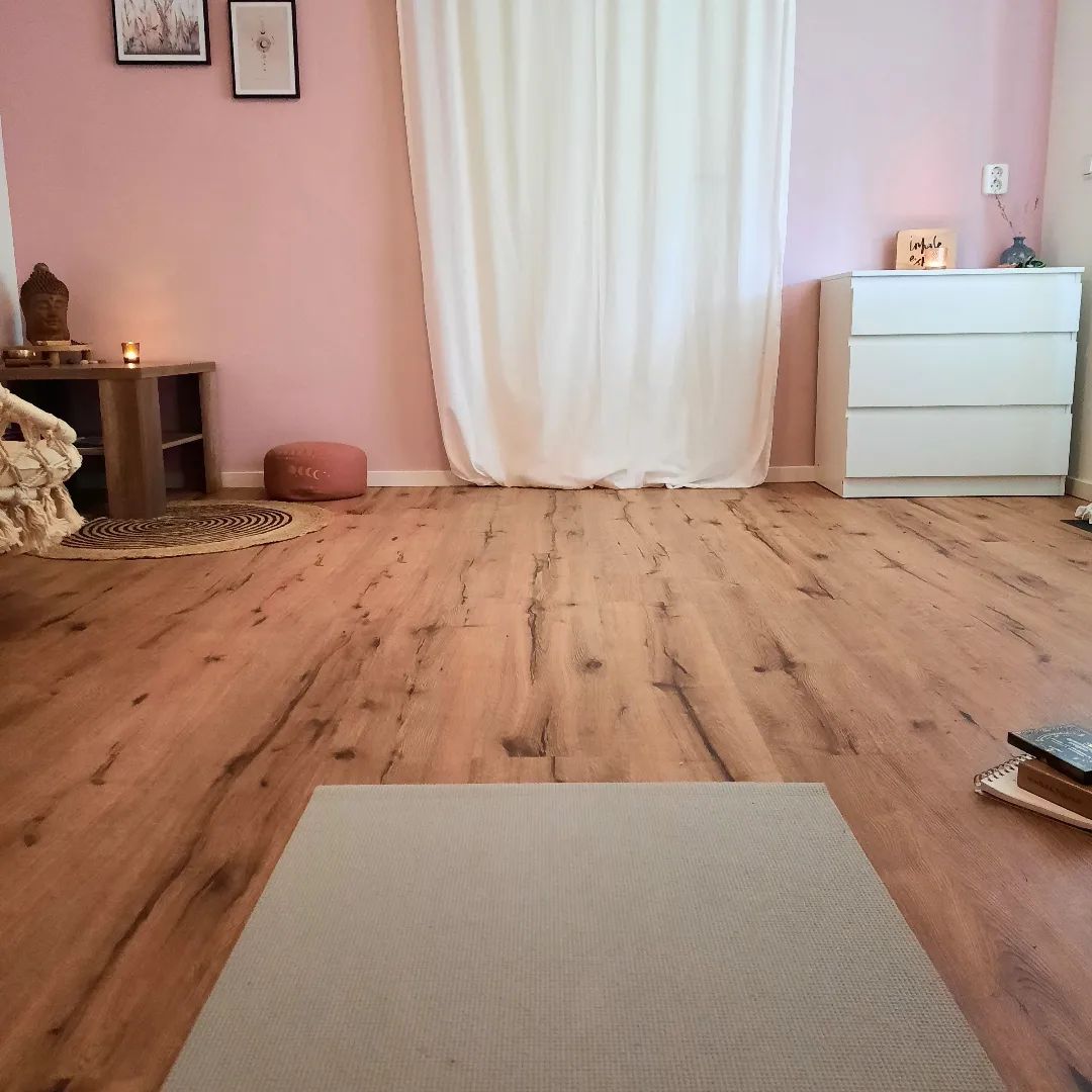 Mezelf verliezen op een yogamat. Ik kan het nog steeds.
Gelukkig maar.
Geen spiegel voor perfecte houdingen. Geen horloge om te timen. Geen uitgeschreven les. Alleen maar voelen. En verliezen. Wat een winst 💕🧘🏻‍♀️. @de_zen_studio
.
.
.
#yoga #yogamat #yogapractice #yogainspiration #jezelfverliezen #winst #metime #persoonlijkeontwikkeling #opgevoel #yogafun #stilstaan #zen #zenmomentje #vertragen #selfcare #zelfzorg #zenvibes