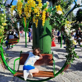 Over dagen met gouden randjes gesproken. Dit was er één. 

Vorige week samen met mijn lieve vriendje even de Efteling in. Samen wat attracties. Samen wat eten. Samen een boekje lezen. Een kroel en een kus. En een "Dit was de allerleukste dag, mama!". Gewoon samen.

❤️
.
.
.
#samen #dagmeteengoudenrandje #gewoonsamen #efteling #eftelingpark #droomvlucht #happyplace #mamavandrie #jongstekind #liefde #dankbaar