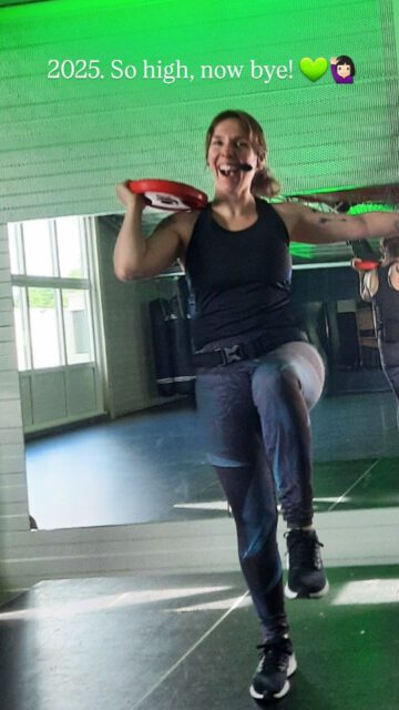 Mijn 2025. Het zat vooral vol met concerten van Kane, lesgeven, veranderen van functie, een pols in het gips en op de valreep afscheid nemen van Mooka 🐰💔. 
Dan 2026. De hele handel staat voor de deur. Nieuwsgierig wat het gaat brengen. In ieder geval weer een heerlijk seizoen op de camping, maar ook onze eerste vliegvakantie als gezin ✈️ . De oudste naar de middelbare school, uitbreiding van mijn lessen en vast ook een nieuwe floef 🐇 in het nieuwe jaar. 2026, let's go! 🔥
.
#doenwaarjeblijvanwordt #2025 #2026 #nieuwjaar #letsgo