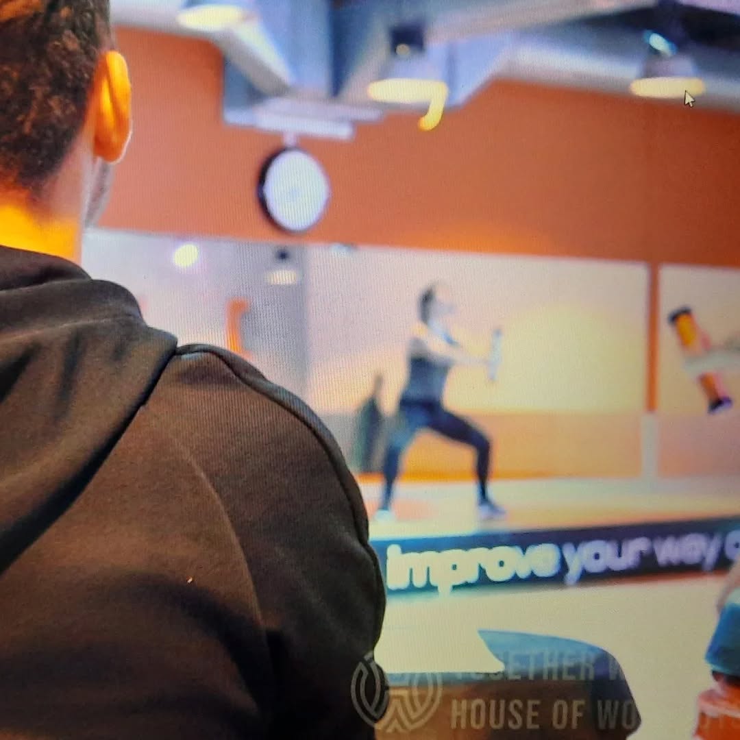 Zo hou je het sporten wél vol. Het magische woord? Groepslessen! 🙌🏼 
Effectief, gevarieerd en je hoeft niet na te denken over wat je gaat doen. Dat doen wij instructeurs voor je. Geen motivatie? Geen probleem. Daar zorgen wij ook voor. 

Tijdens een groepsles sport je altijd onder begeleiding. En met een ervaren instructeur zit jouw training altijd goed in elkaar. Met een beetje geluk wordt zo'n les nog een feestje ook. Mijn lessen zijn in ieder geval altijd een party. En als je geluk hebt zing ik nog mee ook! 😂
Zo loop je niet alleen met een goede workout achter de rug de deur uit, maar ook met een goed gevoel! 🥳
En meezingen mag altijd. Opties gebruiken trouwens ook. Alles is goed.

Dus wil jij het sporten nu eens écht volhouden? Zoek een les die bij je past en zorg dat je deze structureel volgt voor optimaal trainingseffect. Dubbel feest gegarandeerd! 🔥
.
.
.
#groepslessen #groepsles #groupfitness #gfx #sporten