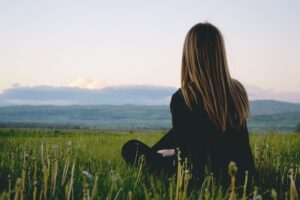 fluistering van je lichaam, naar je lijf luisteren, vertragen, intuïtie, inspiratieplatform, lalog.nl